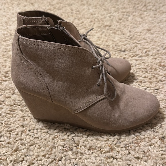 Universal Threads - size 9, women’s tan wedges - Picture 4 of 6